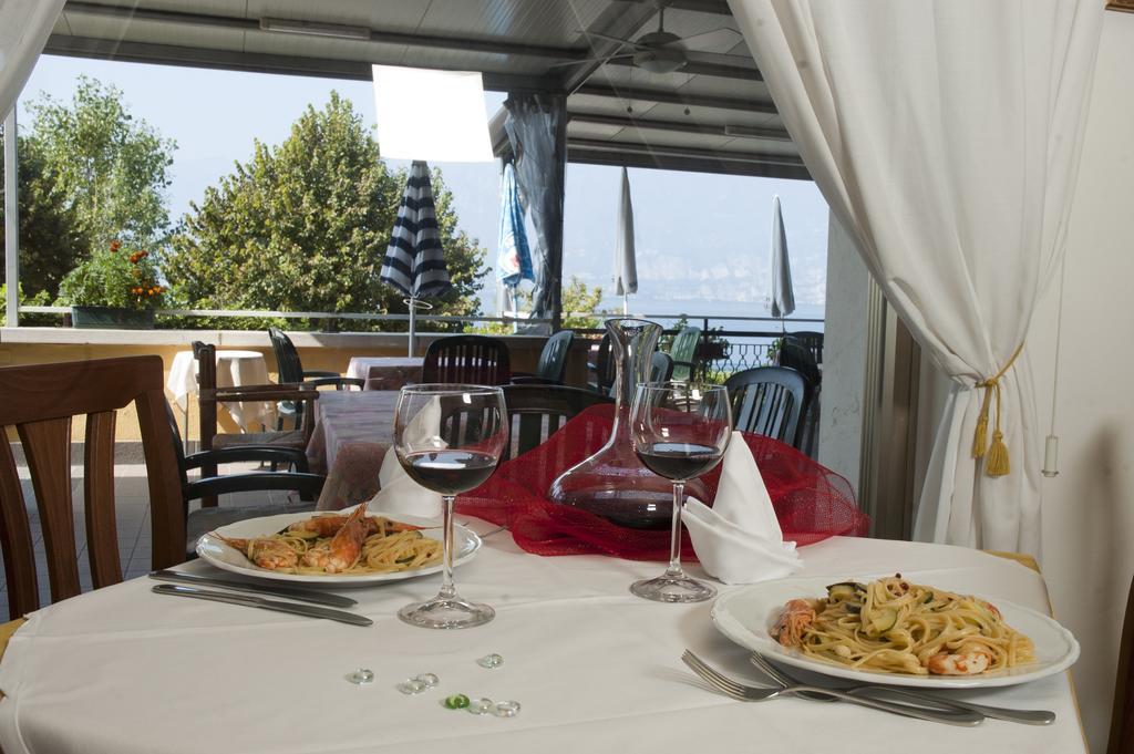 Hotel Merano เบรนโซเน ซูล การ์ดา ภายนอก รูปภาพ